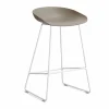 About a Stool 38 Low barstol 2.0 Khaki-vitt stålstativ