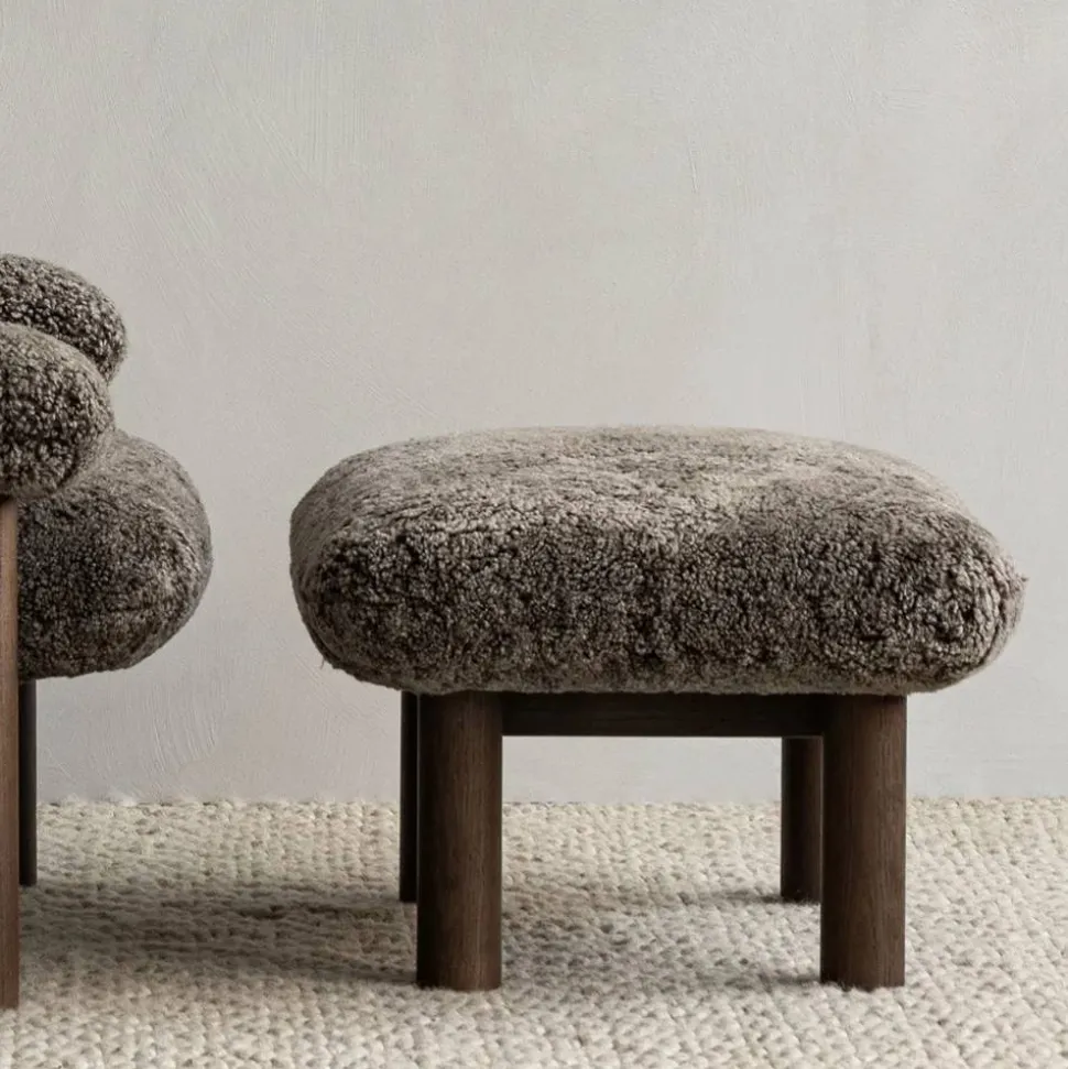 Brasilia fotpall Bouclé 02 beige-valnötsstativ