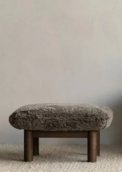 Brasilia fotpall Fårskinn root brun-mörk ek