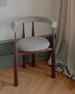 Bukowski karmstol klädd Walnut Megan 26 Beige
