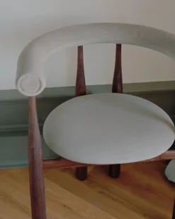 Bukowski karmstol klädd Walnut Megan 26 Beige