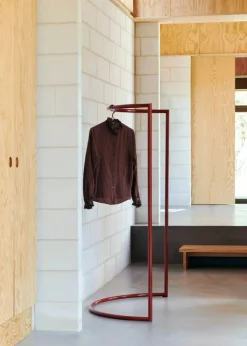 Colour Rack c-shape klädhängare 112x150 cm Maroon red