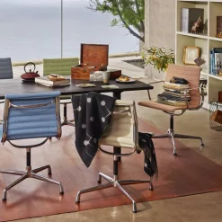 EA 104 karmstol Hopsak 74 blue/ivory-polerad aluminium