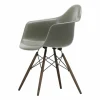 Eames Fiberglass Armchair DAW karmstol raw umber brunbetsade lönnben