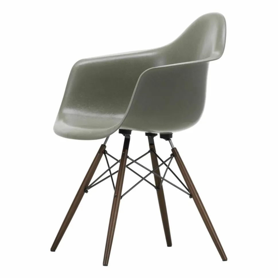 Eames Fiberglass Armchair DAW karmstol raw umber brunbetsade lönnben