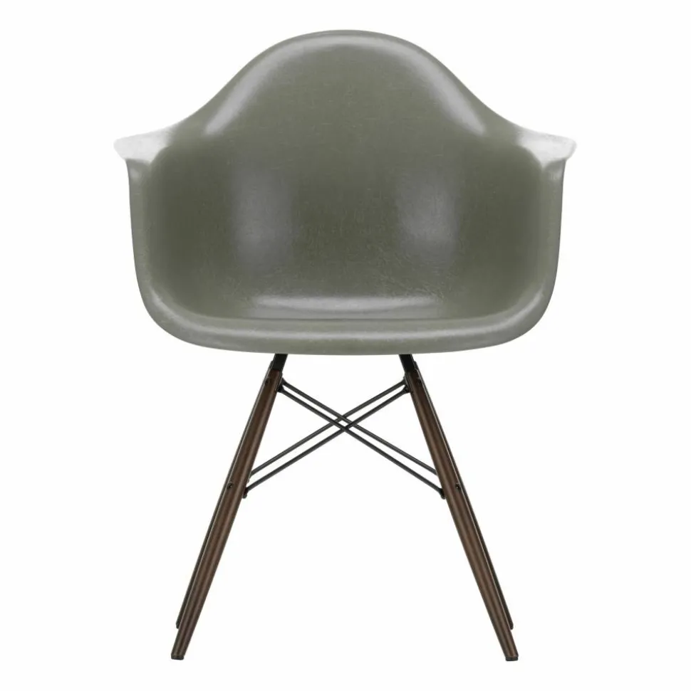 Eames Fiberglass Armchair DAW karmstol raw umber brunbetsade lönnben