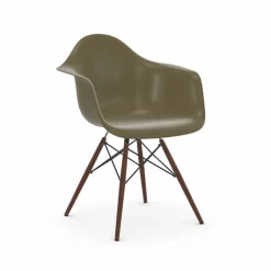 Eames Fiberglass Armchair DAW karmstol raw umber brunbetsade lönnben