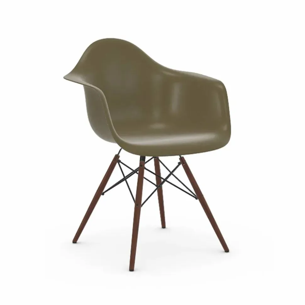 Eames Fiberglass Armchair DAW karmstol raw umber brunbetsade lönnben