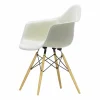 Eames Fiberglass Armchair DAW karmstol parchment lönnben