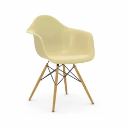 Eames Fiberglass Armchair DAW karmstol parchment lönnben