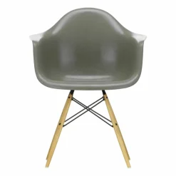 Eames Fiberglass Armchair DAW karmstol raw umber lönnben