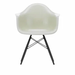 Eames Fiberglass Armchair DAW karmstol Parchment-svartbetsade lönnben