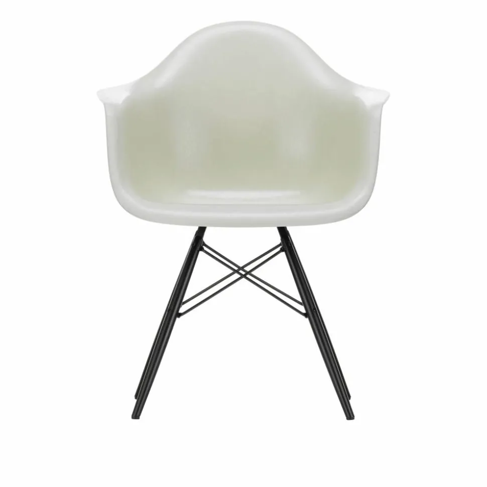 Eames Fiberglass Armchair DAW karmstol Parchment-svartbetsade lönnben