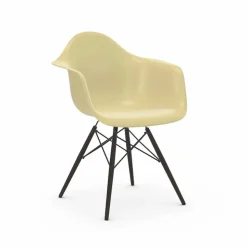 Eames Fiberglass Armchair DAW karmstol Parchment-svartbetsade lönnben