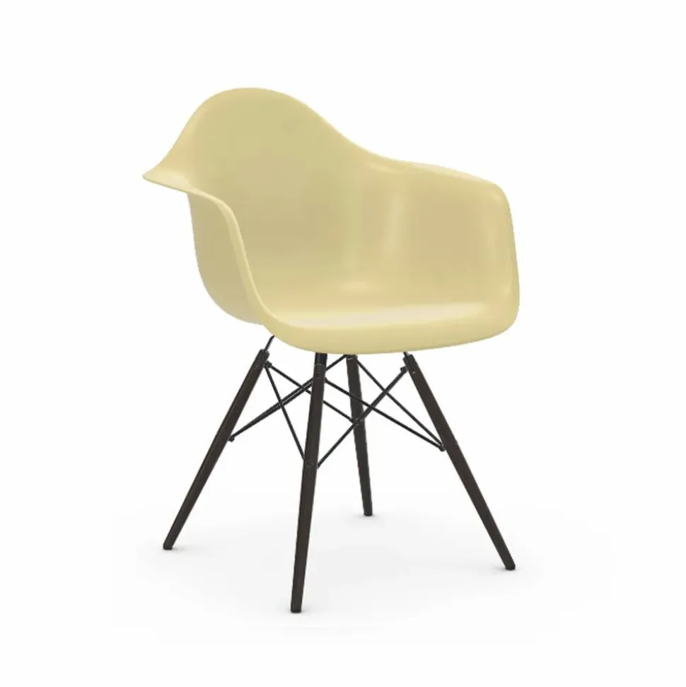 Eames Fiberglass Armchair DAW karmstol Parchment-svartbetsade lönnben