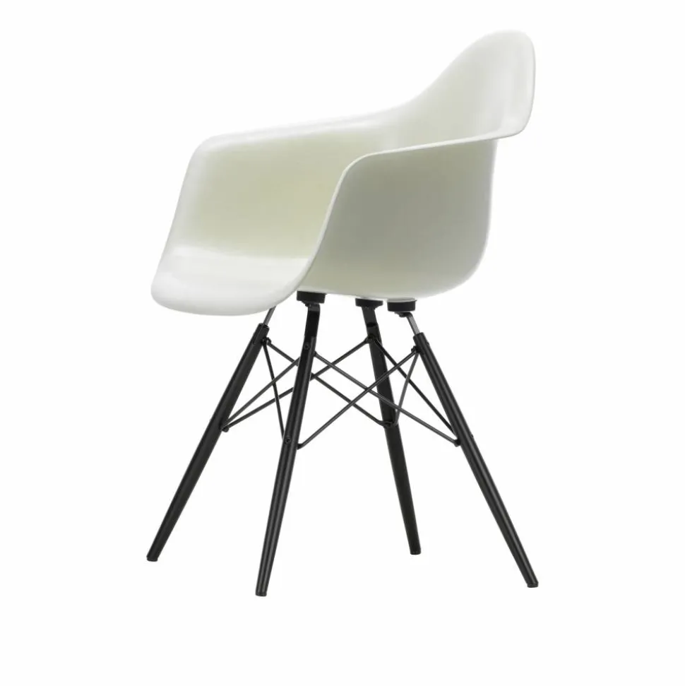 Eames Fiberglass Armchair DAW karmstol Parchment-svartbetsade lönnben