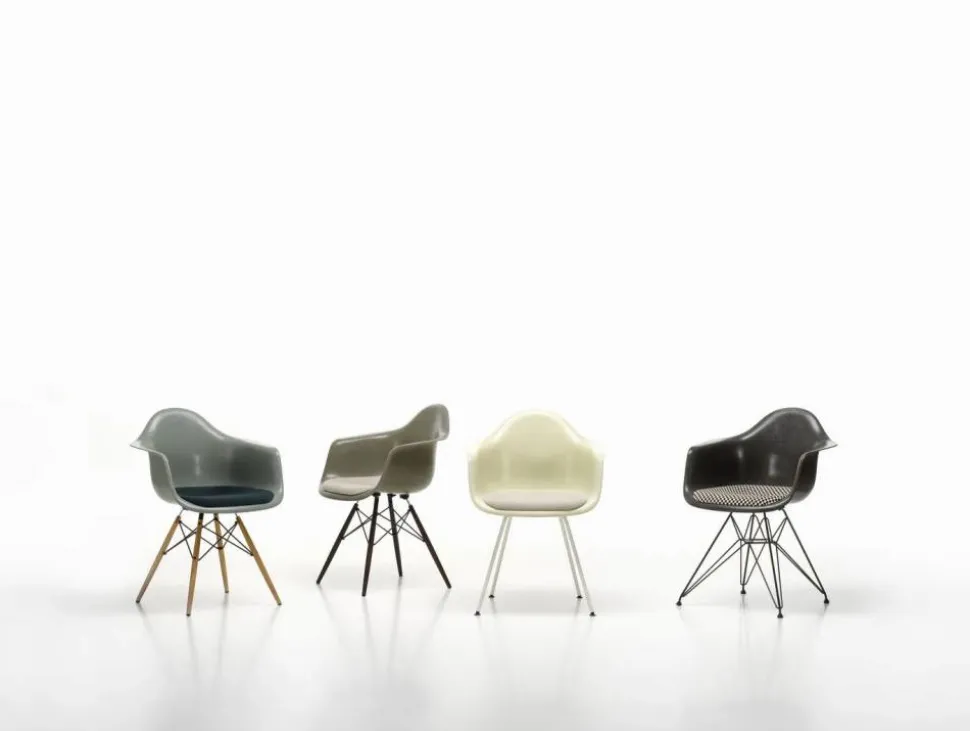 Eames Fiberglass Armchair DAW karmstol Raw umber-svartbetsade lönnben