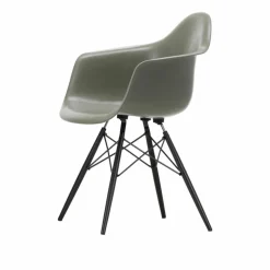 Eames Fiberglass Armchair DAW karmstol Raw umber-svartbetsade lönnben