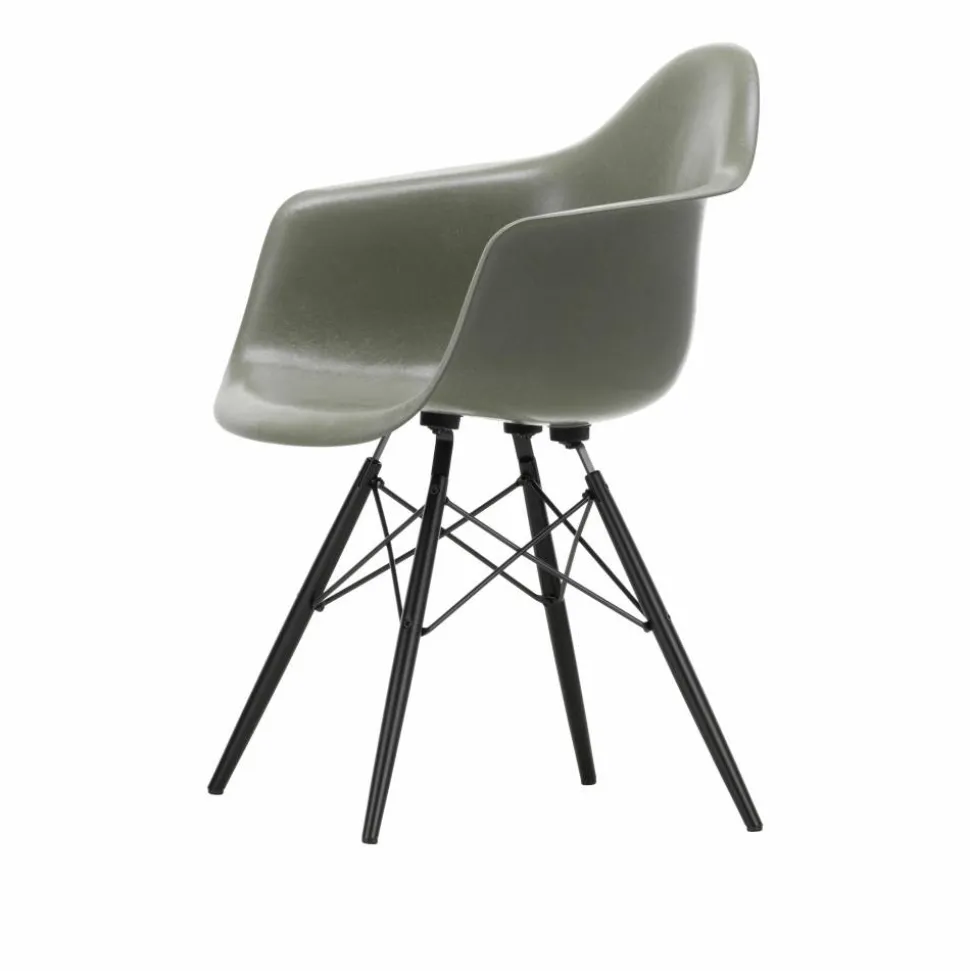 Eames Fiberglass Armchair DAW karmstol Raw umber-svartbetsade lönnben