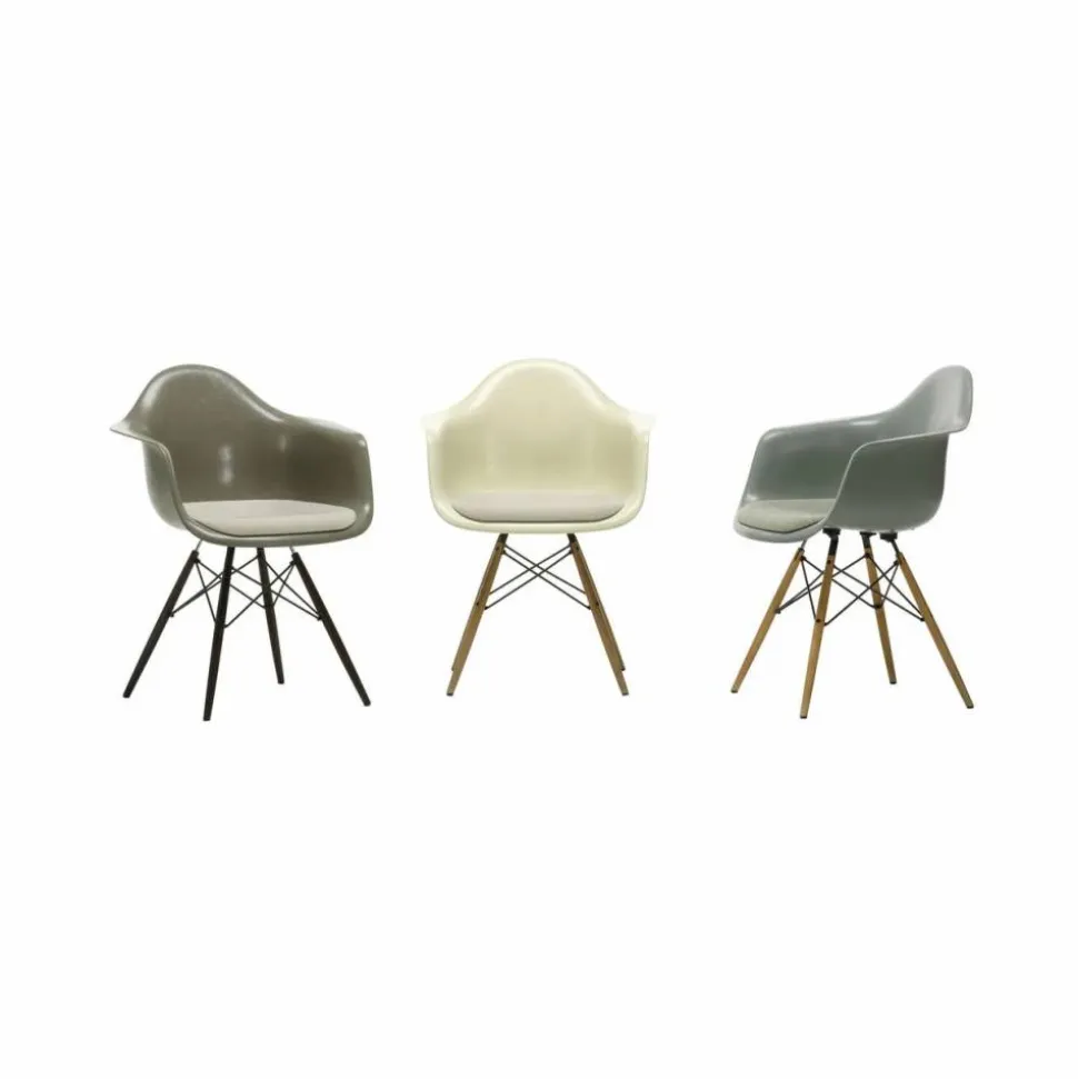 Eames Fiberglass Armchair DAW karmstol Raw umber-svartbetsade lönnben