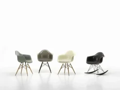 Eames Fiberglass Armchair DAW karmstol Raw umber-svartbetsade lönnben