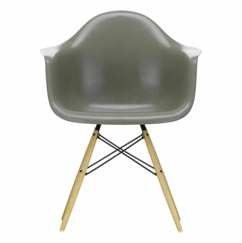 Eames Fiberglass Armchair DAW karmstol raw umber askben