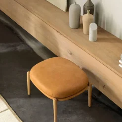 Embrace ottoman ekben tyg Barnum pine 9 lackad