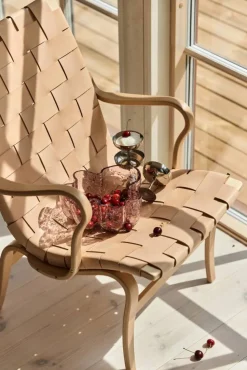 Eva låg fåtölj med armstöd flätat remläder natur klarlackad bok