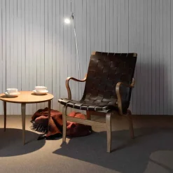 Eva låg fåtölj med armstöd fårskinn scandinavian grey klarlackad bok