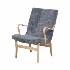 Eva låg fåtölj med armstöd fårskinn scandinavian grey klarlackad bok