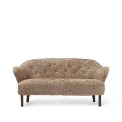 Ingeborg 2 5-sits soffa fårskinn sahara ben ek rökt