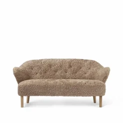 Ingeborg 2 5-sits soffa fårskinn sahara ben ek natur
