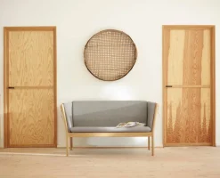 J149 soffa Tyg röd-lackerad ek 3-sits