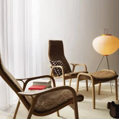 Lamino fotpall fårskinn sahara naturlackad valnöt