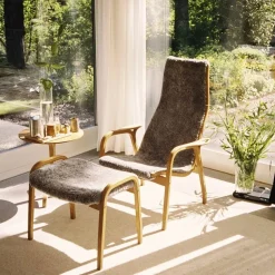 Lamino fotpall Fårskinn black-naturlackad bok