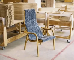 Lamino fåtölj lackad bok/fårskinn Moonlight (beige)