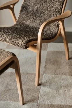 Lamino fåtölj lackad bok/fårskinn Sahara (nougatbrun)