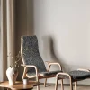 Lamino fåtölj och fotpall lackad bok/fårskinn Scandinavian Grey (grå)