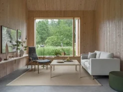 Lamino fåtölj och fotpall oljad ek/fårskinn Sahara (nougatbrun)