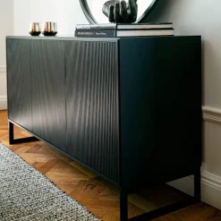 Line skänk walnut/black 4dörrar+1+1hyllor svarta metallben