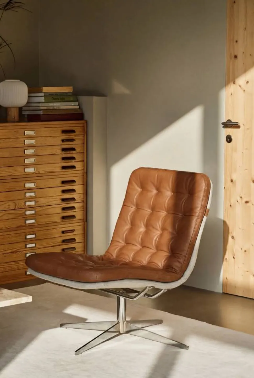 Loholm fåtölj med snurrfunktion Konjaksfärgat läder-Bern Beige 0341