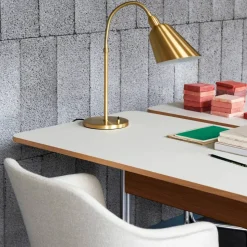 Pavilion AV16 skrivbord black linoleum svartlackad ek svarta ben