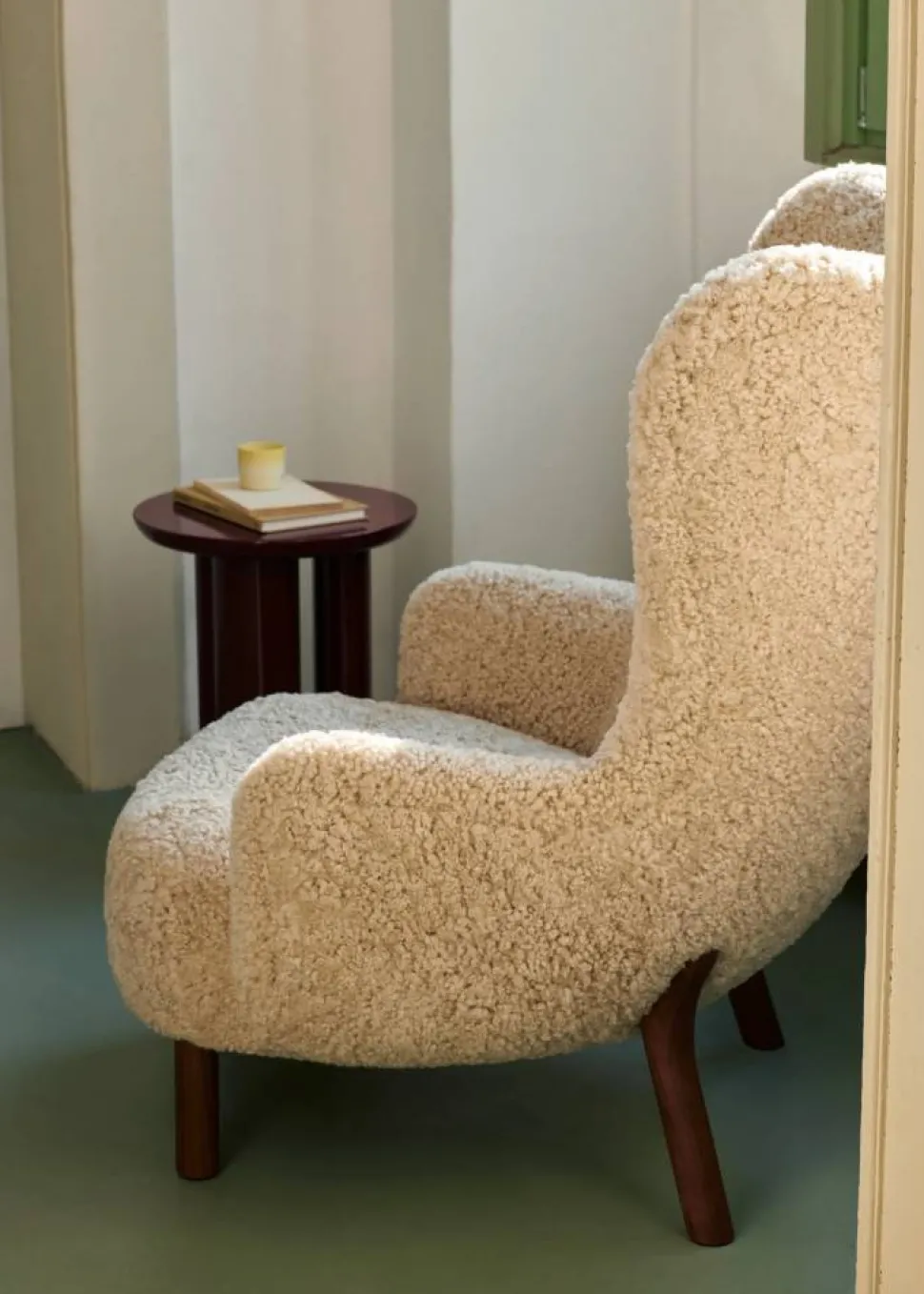 Petra VB3 High fåtölj Oljad valnöt-Sheepskin Moonlight