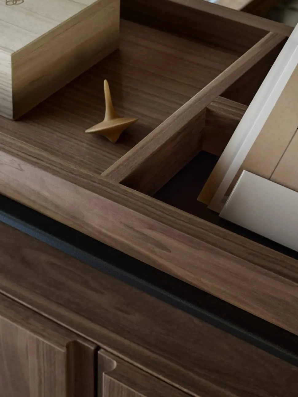 Pira G2 hyllsystem F C A Black/Walnut 240-247 cm