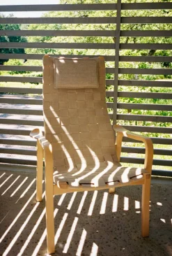 Primo fåtölj hög med nackkudde lackad bok Natur