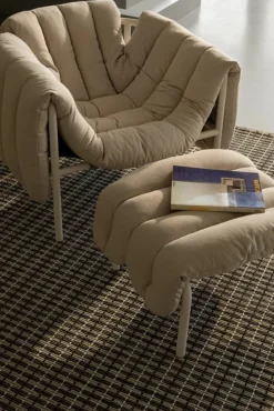 Puffy loungefåtölj + ottoman Sawdust-cream
