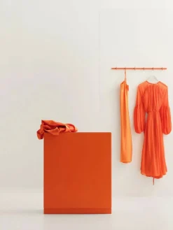 Relief byrå hög med ben 41x115 cm orange
