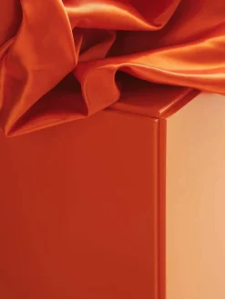 Relief byrå låg med ben 123x46 6 cm orange