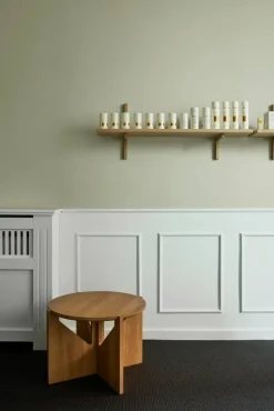 Simple soffbord Ø52 cm Varm lackerad ek