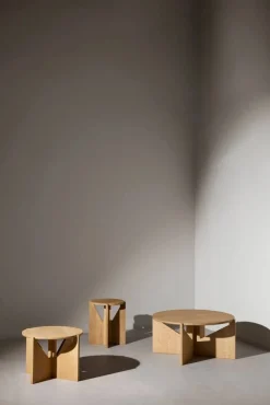 Simple XL soffbord Ø78 cm Varm lackerad ek